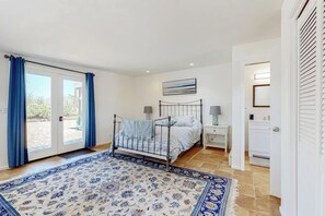 3 bedrooms, iron/ironing board, travel cot, free WiFi - Vineyard Villa: Pool | Spa | Games Room | EV Char. (Sonoma)