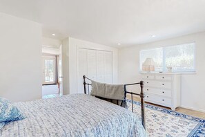 3 habitaciones, tabla de planchar con plancha y cuna de viaje 