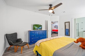 3 bedrooms, desk, travel crib, free WiFi - Water Slide, Swim Mat, Kayaks! PET FRIENDLY - Retro Weeki Wachee River! (Weeki Wachee)