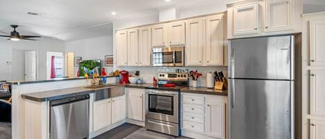 Frigorífic, microones, forn i placa de cuina