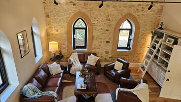 Cheminée, livres, chaîne hi-fi