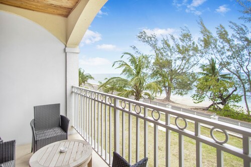 NEW Beachfront Condo, 5 minutes from airport and 2 mins away from Caves Village.