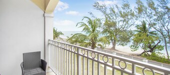 NEW Beachfront Condo, 5 minutes from airport and 2 mins away from Caves Village.