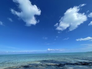 På stranden