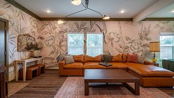 Una Smart TV, videojuegos, un futbolín, un reproductor estéreo