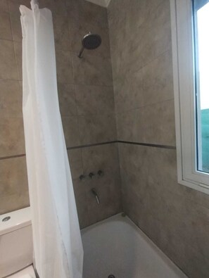 Bidet, Handtücher, Seife, Shampoo