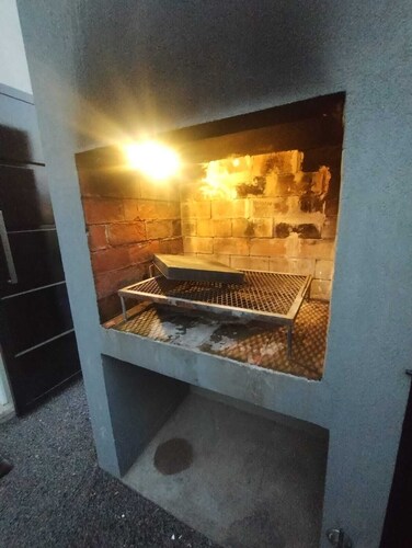 Ubicada EN UN Barrio Tranquilo , Cerca DE LA Universidad, LA Escuela DE Musica