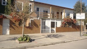 Front of property - Hostal Puerto Madryn (Puerto Madryn)