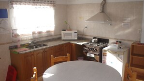 Basic Double Room | Private kitchen - Hostal Puerto Madryn (Puerto Madryn)