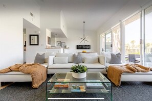 Smart-TV, Kamin, Stereoanlage