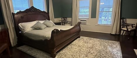 5 bedrooms, iron/ironing board, WiFi, bed sheets