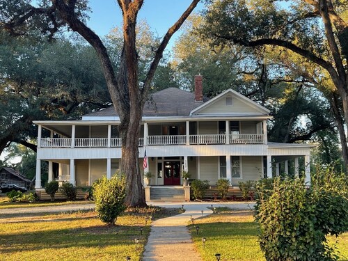 The Willis House Historic Home Retreat on 6 Acres and 35 Live Oak Trees