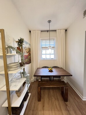 Dining - Cozy Midtown Atlanta condo overlooking Piedmont Park. Centrally- Located! (Atlanta)