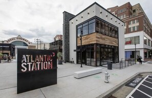 Exterior - Cozy Midtown Atlanta condo overlooking Piedmont Park. Centrally- Located! (Atlanta)