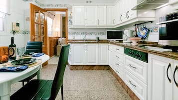 Een koelkast, een oven, een kookplaat, een vaatwasser