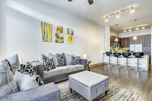 TV - Welcome to Deet’s Place! (Houston)