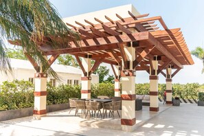 Apartment, 2 Bedrooms, Accessible, Balcony | Outdoor dining