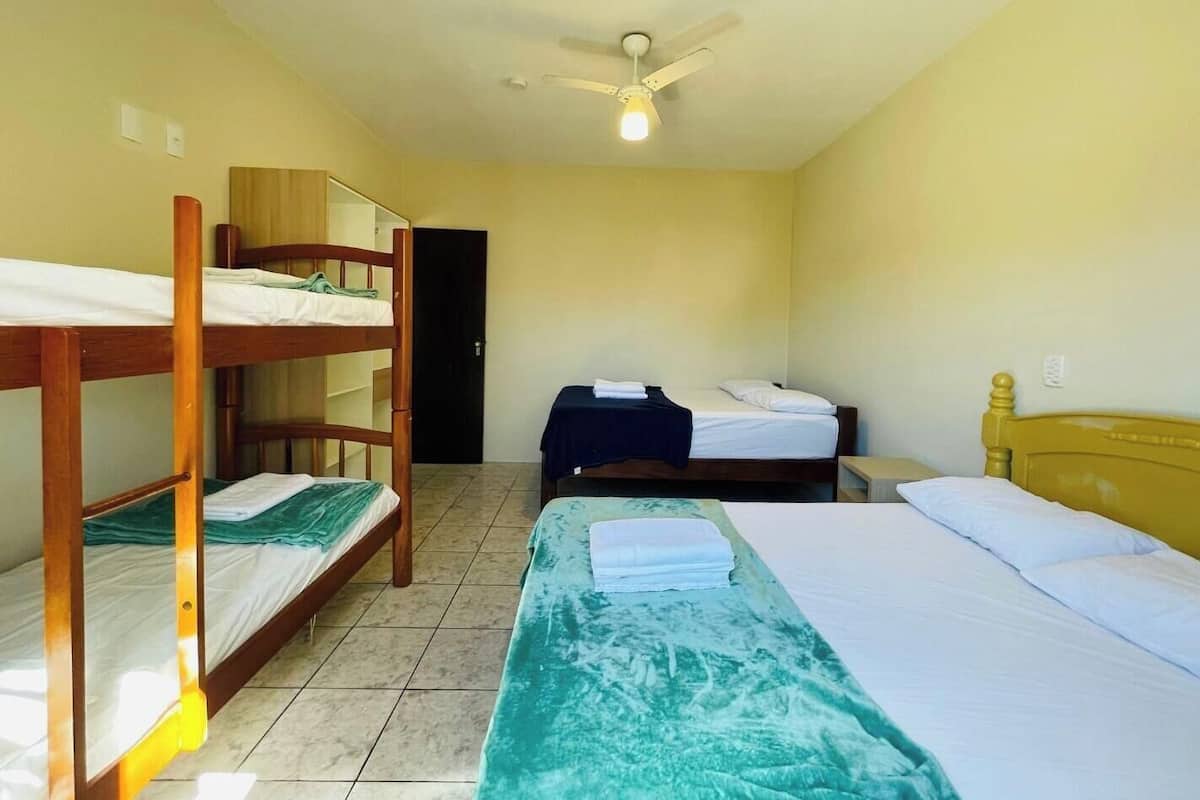 ستائر تعتيم ومكواة/لوح كي وواي فاي مجانًا وملاءات أسرّة