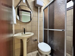 Economy-ullakkohuoneisto | Kylpyhuone | Hiustenkuivaaja, bidee, saippua, sampoo