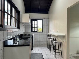 Apartamento básico | Cozinha privada | Geladeira, fogão, cooktop, liquidificador