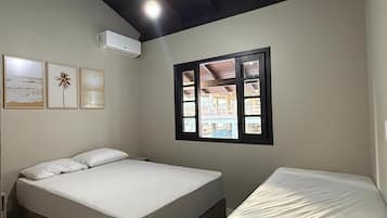 Studio Basic | Tirai kedap cahaya, setrika/meja setrika, Wi-Fi gratis, dan seprai linen