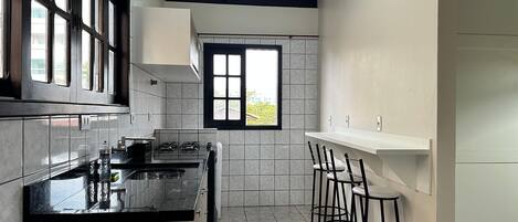 Basic-lejlighed | Privat køkken | Køleskab, mikrobølgeovn, blender, køkkentøj/tallerkener/redskaber