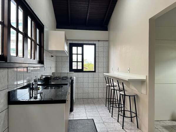 Departamento básico | Cocina privada | Refrigerador, licuadora y utensilios de cocina 