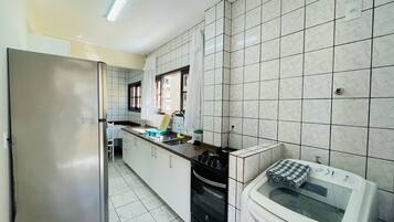 Familieleilighet | Eget kjøkken | Kjøleskap, ovn, kokeplater og hurtigmikser