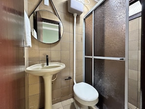 Gác Economy | Phòng tắm | Máy sấy tóc, chậu vệ sinh/vòi rửa, xà phòng, dầu gội