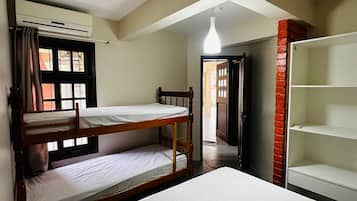 Apartamento família | Cortinas blackout, ferros/tábuas de passar roupa, Wi-Fi de cortesia