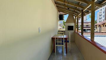 Apartamento econômico | Opções para refeição ao ar livre