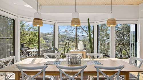 Bush setting and easy walk to beach