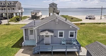 Beach Lovers Paradise! Cozy 3 bedroom home steps from the beach.