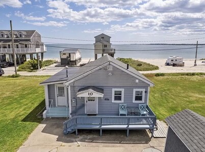 Beach Lovers Paradise! Cozy 3 bedroom home steps from the beach.