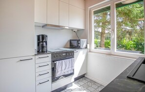 Fridge, oven, stovetop, coffee/tea maker
