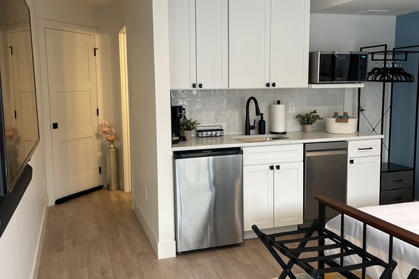 Køleskab, mikrobølgeovn, opvaskemaskine, kaffe-/temaskine