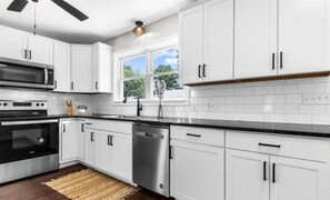 Kühlschrank, Mikrowelle, Ofen, Herdplatte