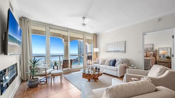 Televisión y chimenea