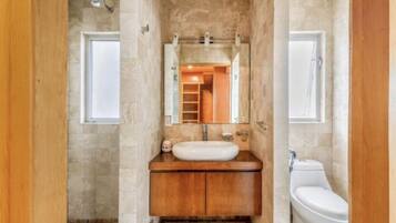 淋浴设施、毛巾、肥皂、洗发水