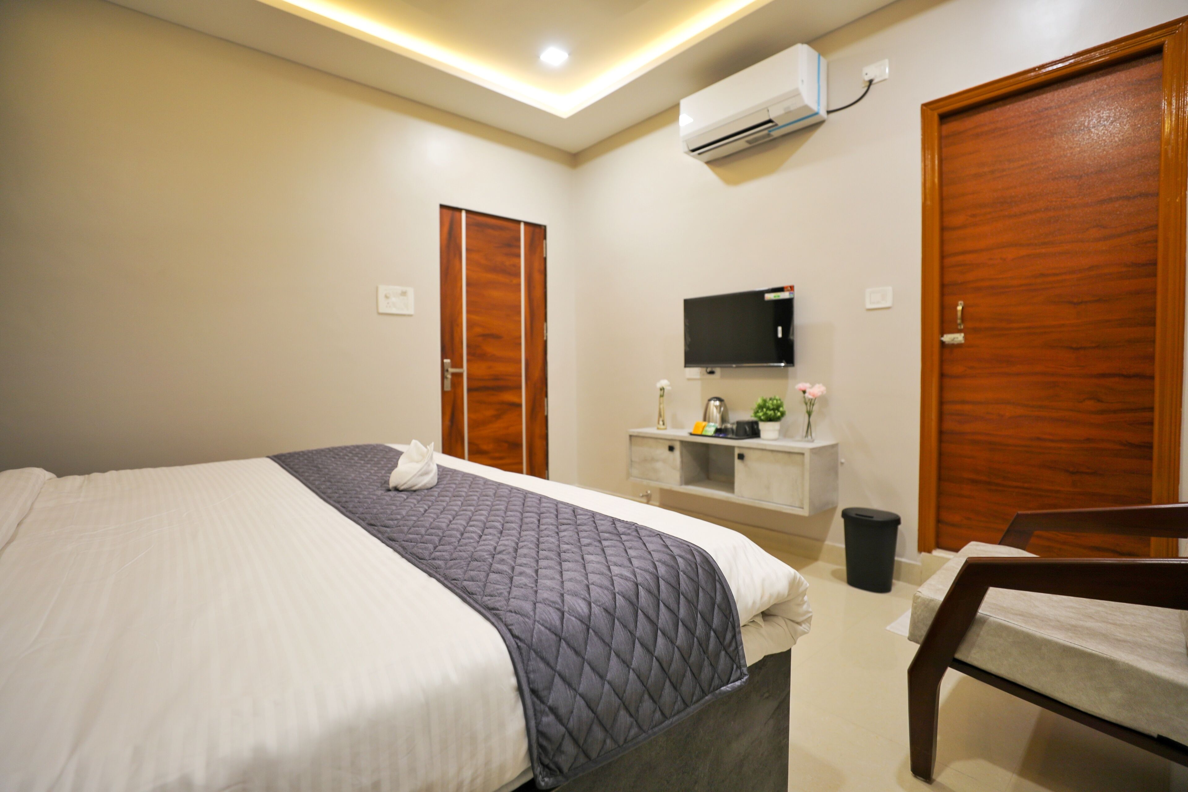 Standard Double Room | In-room safe, blackout drapes, free WiFi, bed sheets
