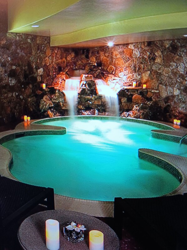 Una piscina techada, una piscina al aire libre