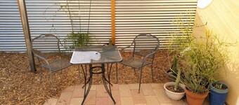 Guesthouse w/ private access and patio