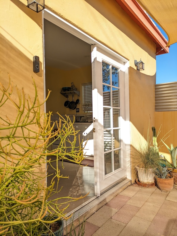 Property grounds - Guesthouse w/ private access and patio (Tucson)