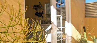 Guesthouse w/ private access and patio