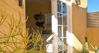 Guesthouse w/ private access and patio