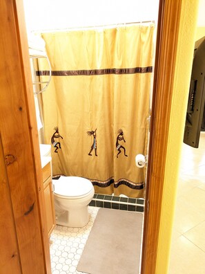 Serviettes fournies, savon, papier toilette