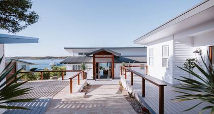 Lobster Pot with studio is luxurious - offers the complete Coffin Bay Experience - View, Position and Jetty for fishing.