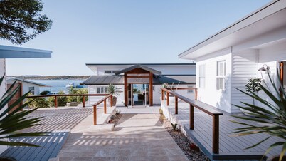 Lobster Pot with studio is luxurious -  offers the complete Coffin Bay Experience - View, Position and Jetty for fishing.