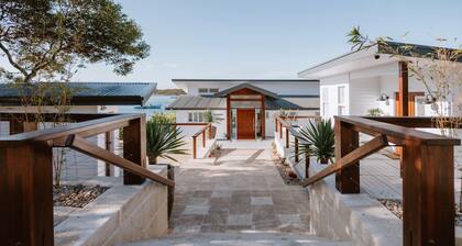 Lobster Pot with studio is luxurious - offers the complete Coffin Bay Experience - View, Position and Jetty for fishing.