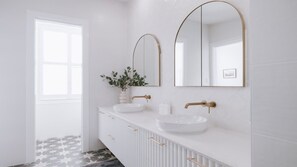 Dusche, Haartrockner, Handtücher